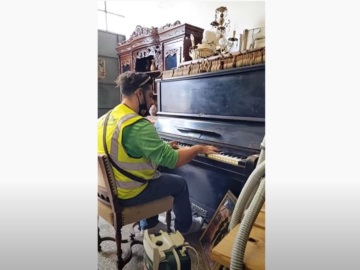 Ένας νέος άνθρωπος, ένας διανομέας, δίνει υπέροχα ζωή σε ένα παλιό πιάνο, μπαίνοντας σε ένα παλαιοπωλείο - Βίντεο!