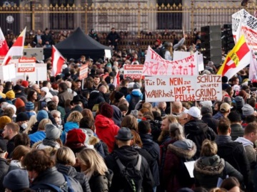 Βιέννη: Χιλιάδες διαδηλωτές κατά της «δικτατορίας του κορονοϊού»