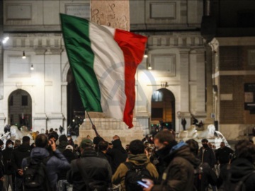 Ιταλία:11.555 τα κρούσματα, με 49 θανάτους - Διαδηλώσεις αντιεμβολιαστών στην Ρώμη και στο Μιλάνο