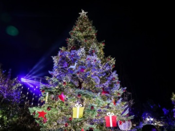 Σύνταγμα – Φωταγωγήθηκε το Χριστουγεννιάτικο δέντρο χωρίς εορτασμούς, λόγω κοροναϊού