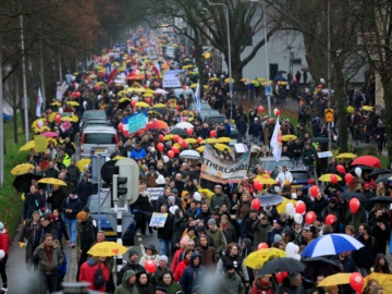Ολλανδία: Χιλιάδες στους δρόμους κατά των περιοριστικών μέτρων 