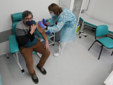  Βρετανοί επιστήμονες: Και οι εμβολιασμένοι να κάνουν τεστ κορωνοϊού 