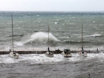Meteo: Κύματα έως 6 μέτρα σε Σαρωνικό και Νότιο Ευβοϊκό