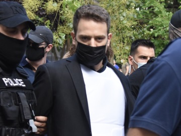 Βούλευμα καταπέλτης: Ομόφωνα στο εδώλιο ο Μπάμπης Αναγνωστόπουλος για τη δολοφονία της συζύγου του Καρολάιν