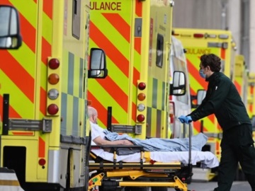 H Βρετανία ανακοίνωσε 14 θανάτους και 129 νοσηλείες εξαιτίας της παραλλαγής Όμικρον