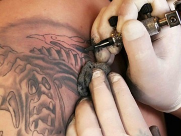 Οι απαγορεύσεις μελανιών στην ΕΕ αναστατώνουν τα τατουατζίδικα