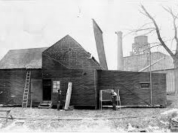 Την 1η Φεβρουαρίου του 1893 ο Τόμας Έντισον χτίζει το πρώτο κινηματογραφικό στούντιο στις ΗΠΑ