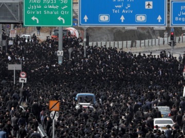 Κορωνοιός: Συγκλονιστικές εικόνες χιλιάδων φανατικών στην κηδεία ορθόδοξου ραβίνου στην Ιερουσαλήμ ( Φωτογραφίες)
