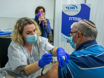 Ισραήλ: Το εμβόλιο της Pfizer/BioNTech «φρενάρει» τον κορονοϊό στους ηλικιωμένους