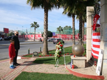 Στεφάνι στο Μνημείο του Δήμου στη μνήμη των 21 θυμάτων της Θύρας 7 κατέθεσε ο Γιάννης Μόραλης