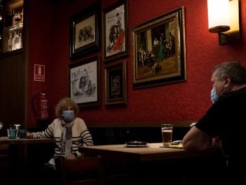 Οι Γάλλοι συρρέουν στα καφέ και τα μπαρ της Μαδρίτης