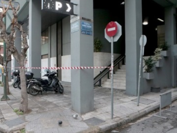 Έκρηξη από γκαζάκια στην είσοδο κτιρίου όπου στεγάζονται τα γραφεία τριών εφημερίδων