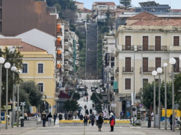 Προς lockdown αλά Αττική σε Εύβοια, Αχαΐα, Ρέθυμνο -Στα κόκκινα η Θεσσαλονίκη, κρίσιμη συνεδρίαση ειδικών