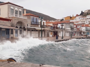 Ύδρα: Τα κύματα σκεπάζουν το λιμάνι  της Ύδρας