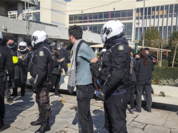 Επεισόδια μεταξύ αστυνομικών και φοιτητών έξω από το Πανεπιστήμιο της Θεσσαλονίκης (Εικονες &amp; Βίντεο)
