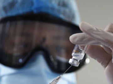 Οι Pfizer Inc/BioNTech δοκιμάζουν τρίτη, ενισχυτική, δόση του εμβολίου τους