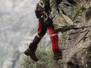 Πάρνηθα: Ανασύρθηκε χωρίς τις αισθήσεις του ο αγνοούμενος ορειβάτης