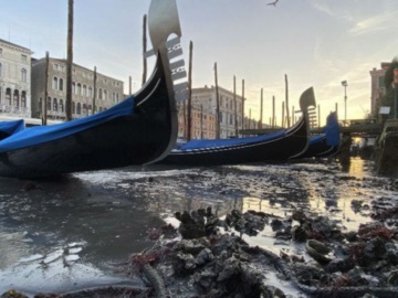 Απόκοσμο θέαμα: Στέρεψαν τα κανάλια της Βενετίας – Γόνδολες άραξαν λόγω άμπωτης στο βυθό [βίντεο]