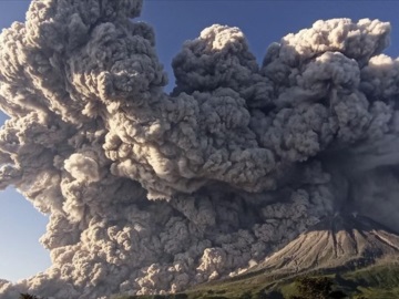 Το ηφαίστειο Μάουντ Σιναμπούνγκ εκτοξεύει στάχτες στον ουρανό(ΔΕΙΤΕ ΤΟ VIDEO)