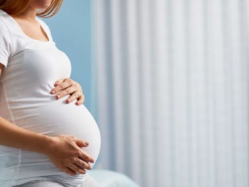 Μόσιαλος: Δεν κινδυνεύουν οι έγκυες και τα βρέφη με τον εμβολιασμό στη διάρκεια της εγκυμοσύνης