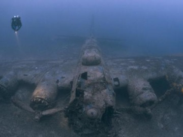 Δύτης βρήκε ναυάγιο βομβαρδιστικού του Β&#39; Παγκοσμίου Πολέμου στον βυθό - Βίντεο