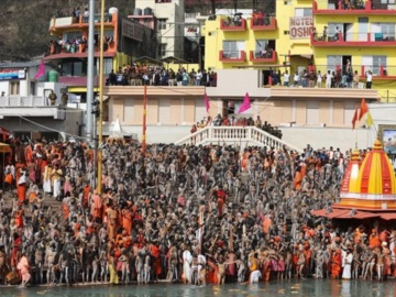 Λαοθάλασσα ινδουιστών στον Γάγγη για το φεστιβάλ Kumbh Mela (ΕΙΚΟΝΕΣ)