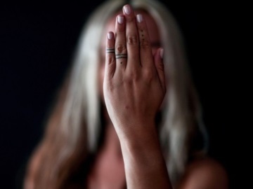 Βρετανία: Οι γυναίκες αποτελούν το 80% των θυμάτων σεξουαλικής επίθεσης και σπάνια τις καταγγέλλουν