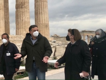 Αυτοψία της Λ. Μενδώνη στον βράχο της Ακρόπολης ενόψει της επαναλειτουργίας των αρχαιολογικών χώρων