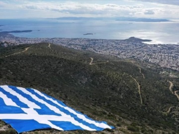 Ελληνική σημαία 4.000 τ.μ. τοποθέτησε στον Υμηττό ο Δήμος Γλυφάδας (ΕΙΚΟΝΕΣ)
