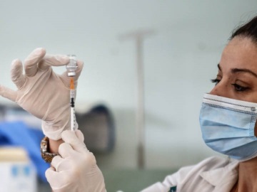 Εμβολιασμοί για 2,5 εκατ. πολίτες μέσα σε 8 ημέρες - Ποιοι μπορούν να κλείσουν ραντεβού