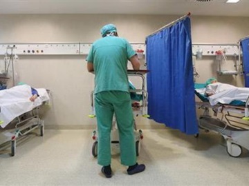 Ασφυξία στα νοσοκομεία της Αττικής - Δεκάδες ασθενείς εκτός ΜΕΘ με φορητούς αναπνευστήρες