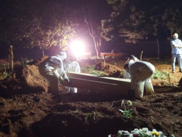 Βραζιλία: Συγκλονιστικές εικόνες από ταφές θυμάτων Covid19 τη νύχτα