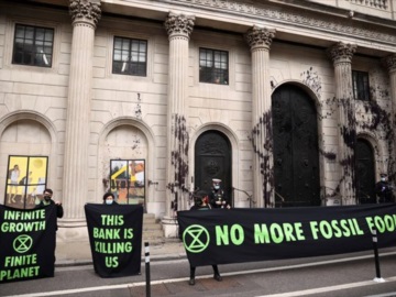 Λονδίνο: Ακτιβιστές πέταξαν μαύρη μπογιά στο νεοκλασικό κτήριο της Τράπεζας της Αγγλίας