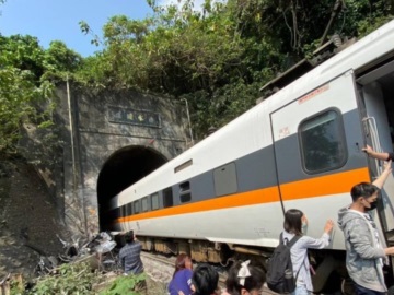 Ταϊβάν: Τρένο συγκρούστηκε με ΙΧ που δεν είχε σταθμεύσει σωστά - Τουλάχιστον 36 νεκροί