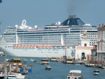  Η Βενετία απαγορεύει τα γιγαντιαία κρουαζιερόπλοια στα κανάλια της