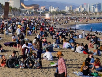 Κορωνοϊός- Ισπανία: Δεκάδες αψήφησαν τα μέτρα και διασκέδασαν σε παραλία της Βαρκελώνης