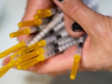 FDA: Δεν έχει διαπιστωθεί αιτιώδης συνάφεια μεταξύ θρομβώσεων και του εμβολίου της J&amp;J