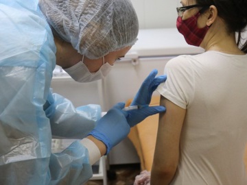 Θεμιστοκλέους: Τον Μάιο ανοίγει η πλατφόρμα εμβολιασμού για τους 40άρηδες