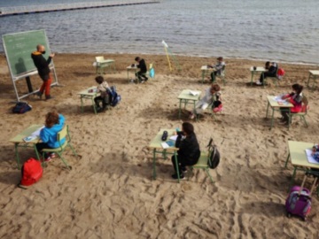 Άνοιγμα σχολείων: Μάθημα στην παραλία (βίντεο)