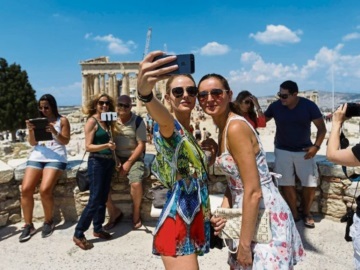 Reuters: Η Ελλάδα βάζει τέλος στην υποχρεωτική καραντίνα για τουρίστες από την ΕΕ και 5 ακόμη χώρες