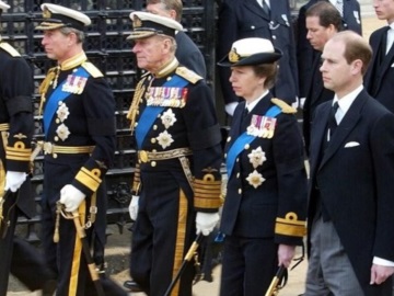 Βασίλισσα Ελισάβετ: Γιατί έδωσε εντολή να μην φορέσει κανείς στρατιωτική στολή στην κηδεία του πρίγκιπα Φίλιππου 