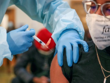 Το CDC εξηγεί: Γιατί απαιτούνται μέτρα προστασίας και στους εμβολιασμένους