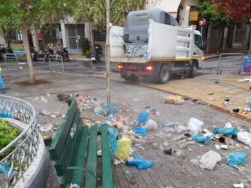 Επιχείρηση καθαριότητας του δήμου Αθηναίων στην πλατεία Αγ. Γεωργίου, στην Κυψέλη