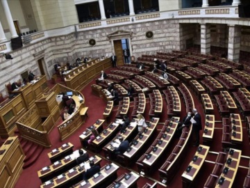 Βουλή: Με τις ψήφους της ΝΔ εγκρίθηκε η τροπολογία για τους λοιμωξιολόγους - Αποχώρησε ο ΣΥΡΙΖΑ