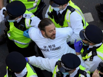 Λονδίνο: Ένταση και συλλήψεις στη διαδήλωση αρνητών του κορονοϊού