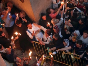 Με λαμπρότητα η τελετή αφής του Αγίου Φωτός στα Ιεροσόλυμα