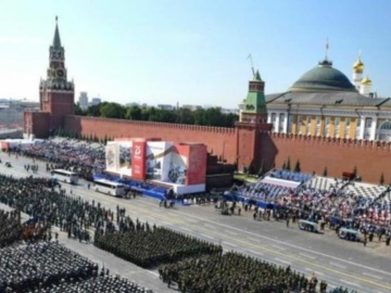 Με μεγαλειώδη στρατιωτική παρέλαση στην Κόκκινη Πλατεία γιόρτασε η Ρωσία την Ημέρα Νίκης (βίντεο)