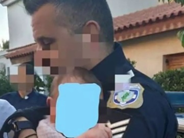 Γλυκά Νερά - Αστυνομικός κρατά στην αγκαλιά του το μωρό της άτυχης Καρολάιν - Συγκινητική ΦΩΤΟ