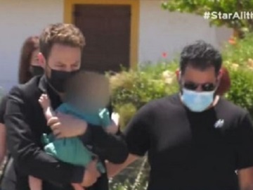 Κηδεία Καρολάιν: Τραγικές στιγμές στην Αλόννησο - Με το βρέφος στην αγκαλιά του ο 32χρονος πιλότος