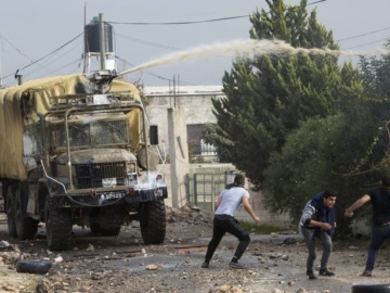 «Skunk water»: Το... βρομερό όπλο των Ισραηλινών κατά των Παλαιστινίων - Τους πετούν απόβλητα!